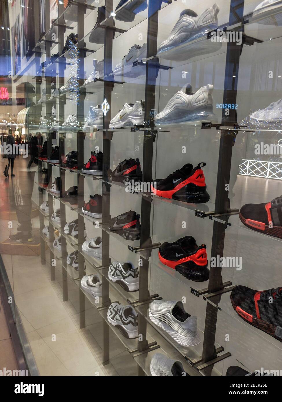 Baskets Nike noires et blanches dans une fenêtre d'affichage Banque D'Images