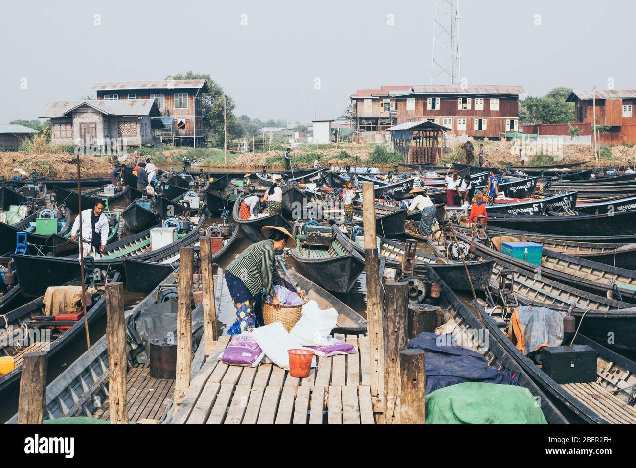 Maing Thauk, Myanmar - avril 2019 : les habitants du marché flottant traditionnel birman sur les eaux du lac Inle. Banque D'Images