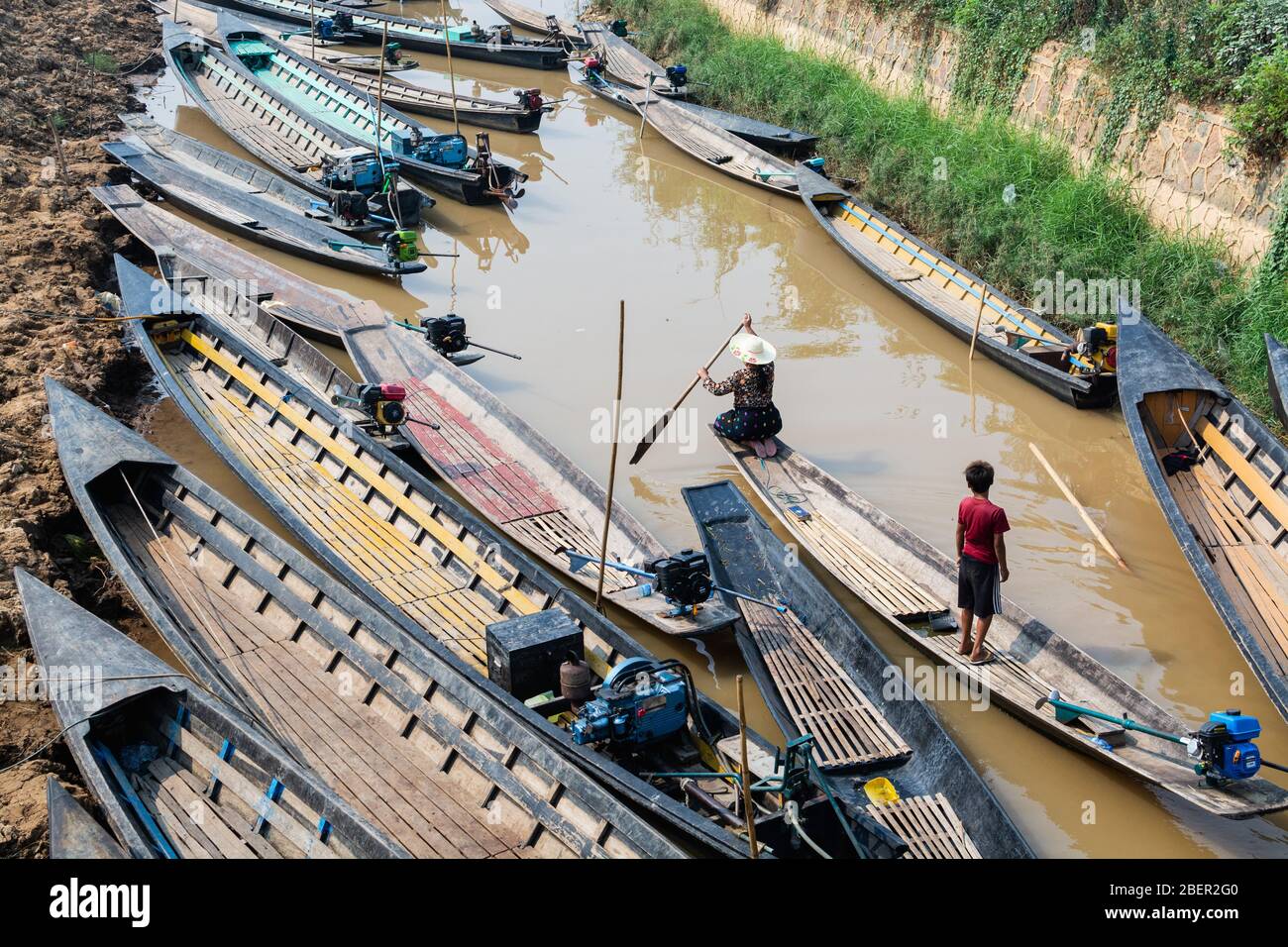 Maing Thauk, Myanmar - avril 2019 : les habitants du marché flottant traditionnel birman sur les eaux du lac Inle. Banque D'Images