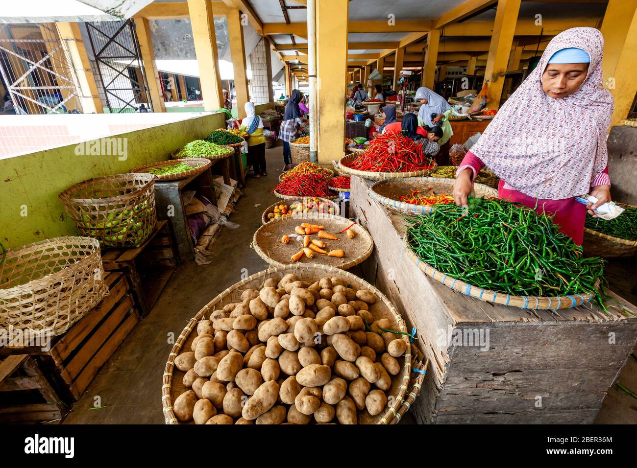 Les femmes locales achètent des piments au marché de Beringharjo, Yogyakarta, Java, Indonésie. Banque D'Images