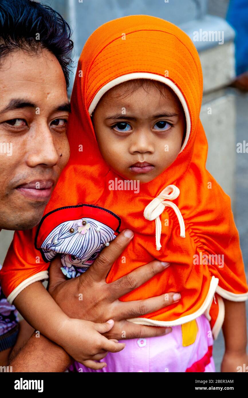 Un père indonésien et sa fille posent pour une photo dans la rue Malioboro, Yogyakarta, Java, Indonésie. Banque D'Images