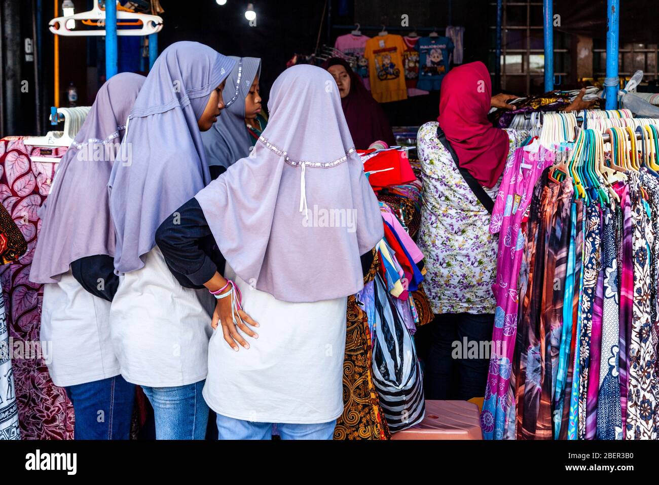 Jeunes femmes indonésiennes Shopping dans la rue Malioboro, Yogyakarta, Java, Indonésie. Banque D'Images