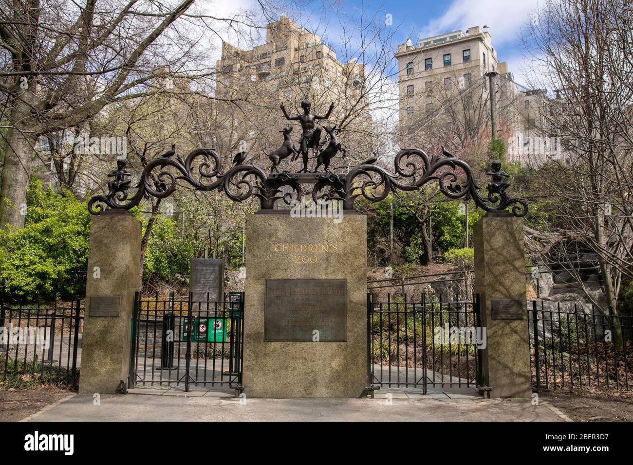 La porte d'entrée du zoo pour enfants Tisch, Central Park, New York City. Banque D'Images