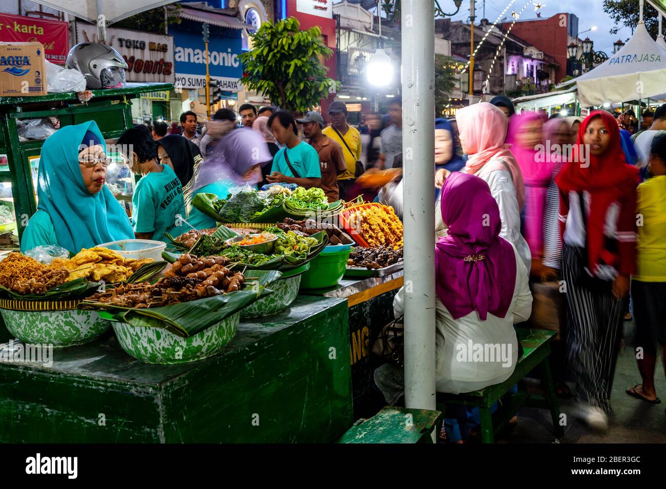 Un quartier animé de la rue, rue colorée, marché nocturne, rue Malioboro, Yogyakarta, Indonésie. Banque D'Images