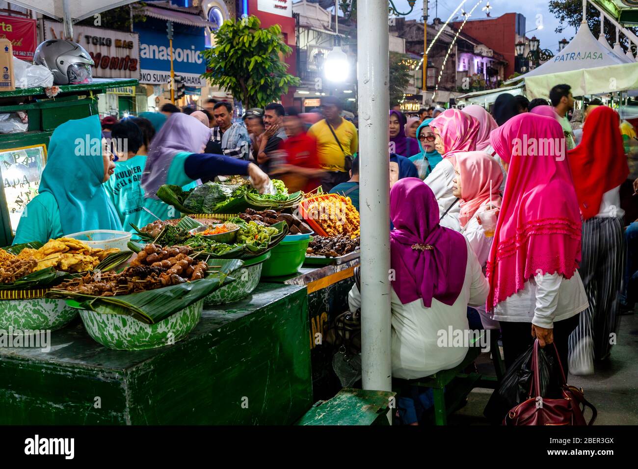 Un quartier animé de la rue, rue colorée, marché nocturne, rue Malioboro, Yogyakarta, Indonésie. Banque D'Images