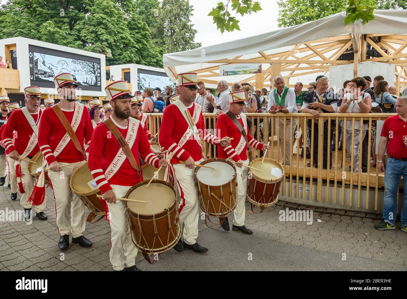 Vevey, Suisse - 27 juillet 2019: Les touristes et les gens du coin célèbrent Fete des Vignerons 2019. Festival traditionnel des traditions culturelles. Organe Banque D'Images