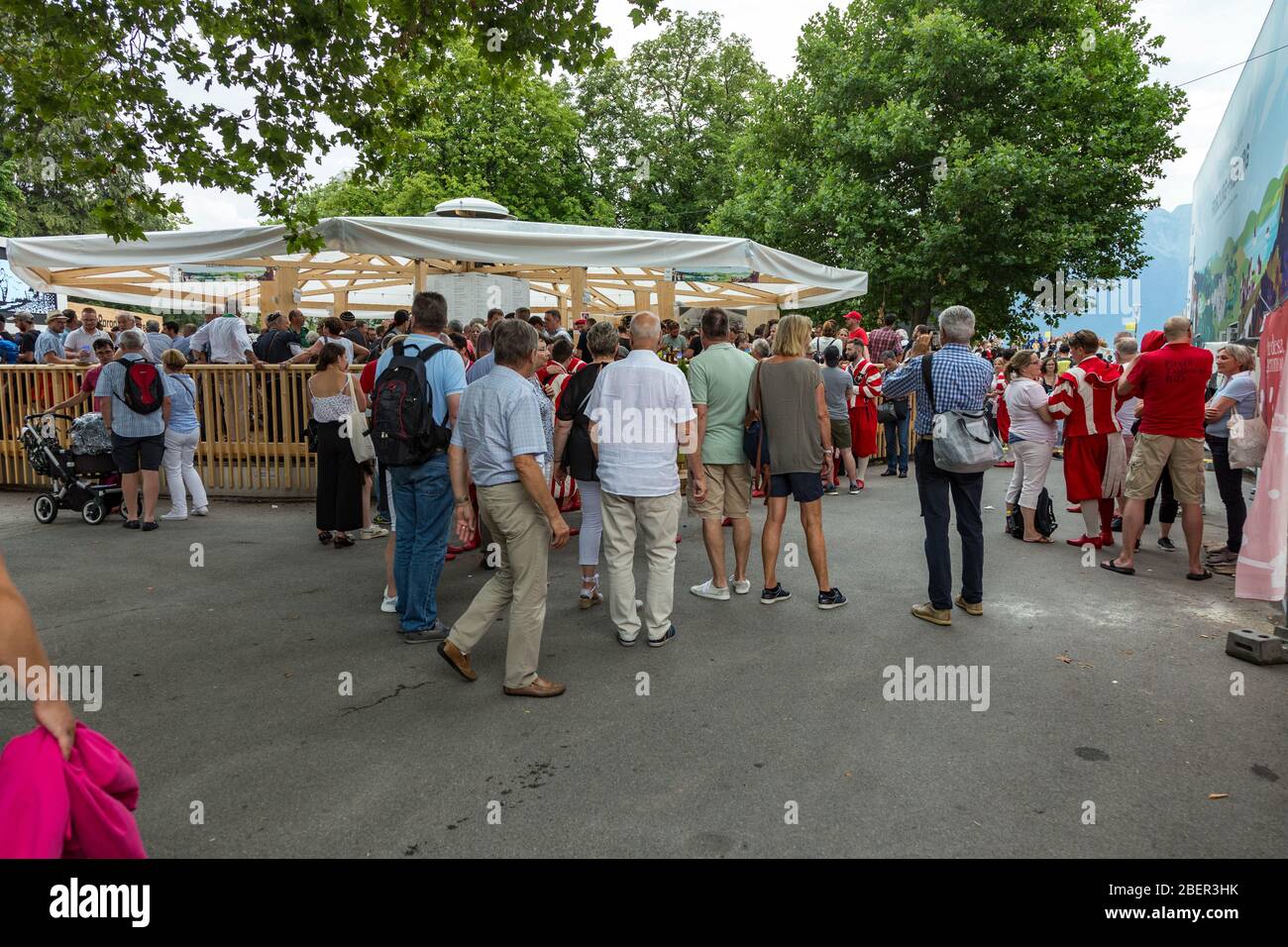 Vevey, Suisse - 27 juillet 2019: Les touristes et les gens du coin célèbrent Fete des Vignerons 2019. Festival traditionnel des traditions culturelles. Organe Banque D'Images