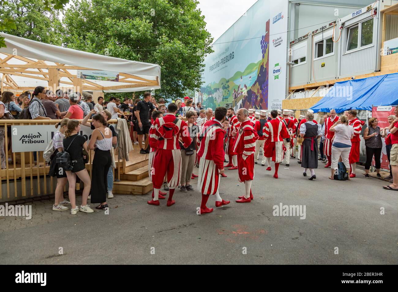 Vevey, Suisse - 27 juillet 2019: Les touristes et les gens du coin célèbrent Fete des Vignerons 2019. Festival traditionnel des traditions culturelles. Organe Banque D'Images