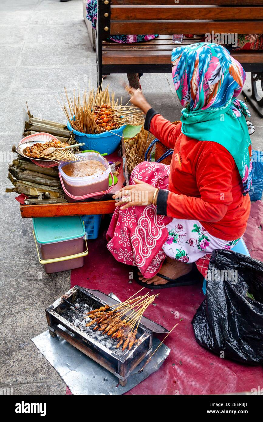 Une femme indonésienne vendant des collations dans la rue Malioboro, Yogyakarta, Indonésie. Banque D'Images
