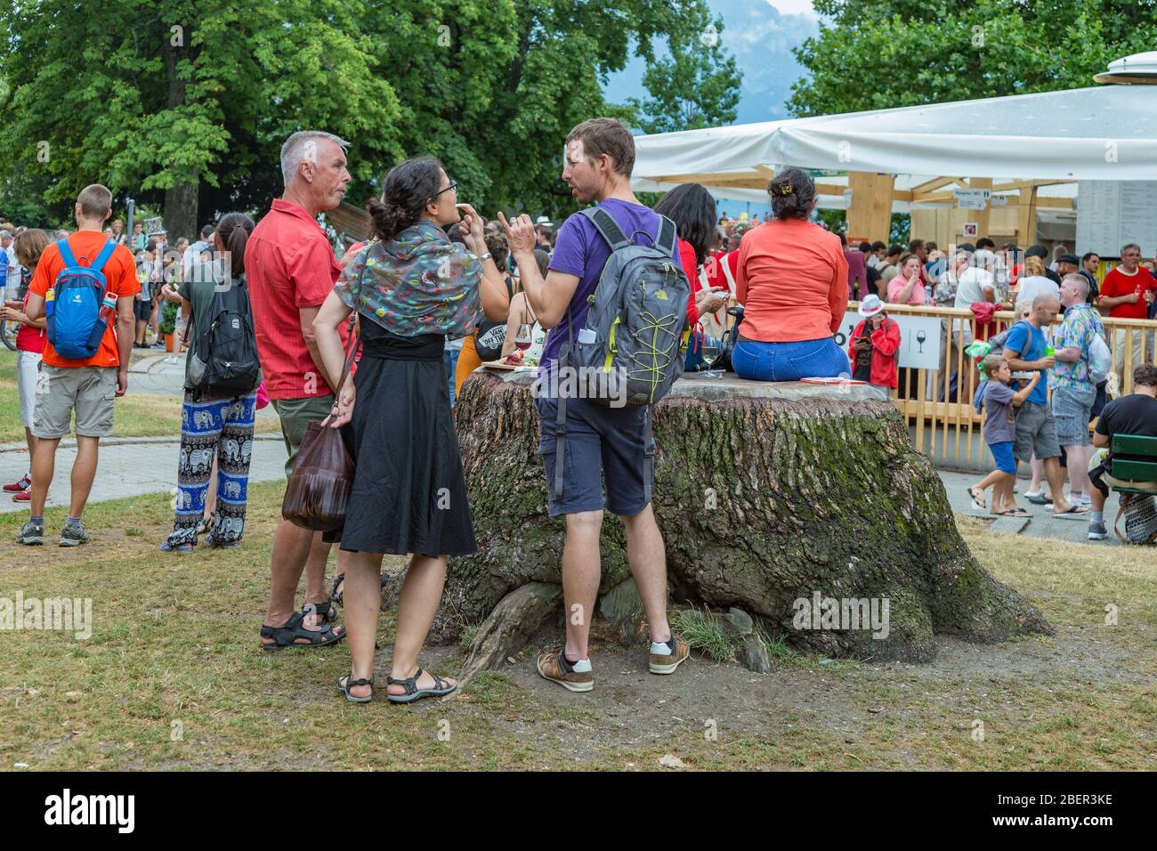 Vevey, Suisse - 27 juillet 2019: Les touristes et les gens du coin célèbrent Fete des Vignerons 2019. Festival traditionnel des traditions culturelles. Organe Banque D'Images