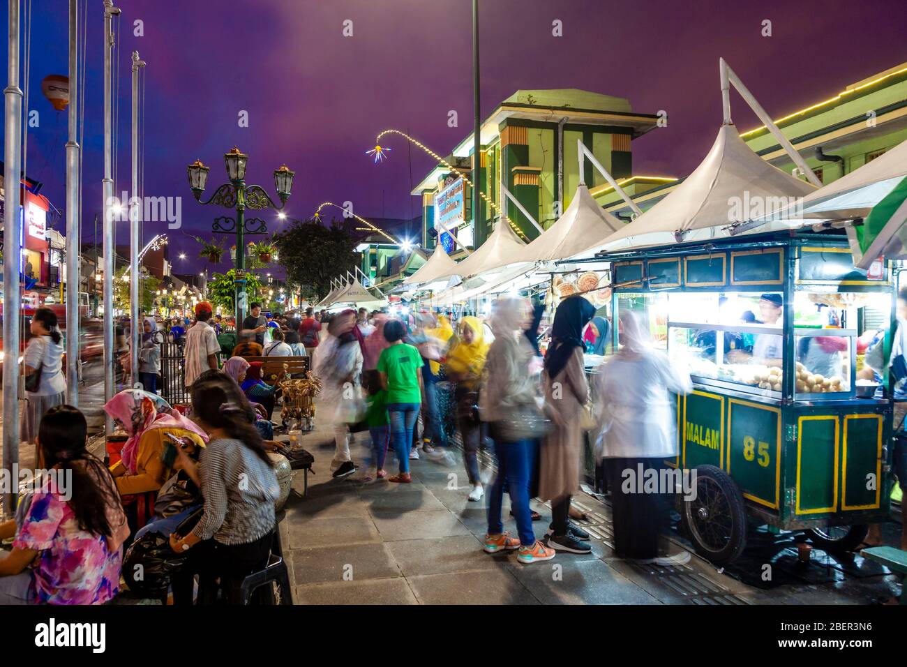 Indonésie les gens qui achètent de la nourriture de la rue stalles de nourriture dans la rue Malioboro, Yogyakarta, Indonésie. Banque D'Images
