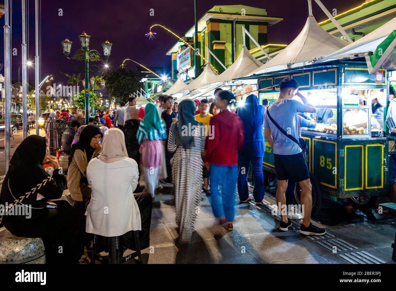 Indonésie les gens qui achètent de la nourriture de la rue stalles de nourriture dans la rue Malioboro, Yogyakarta, Indonésie. Banque D'Images