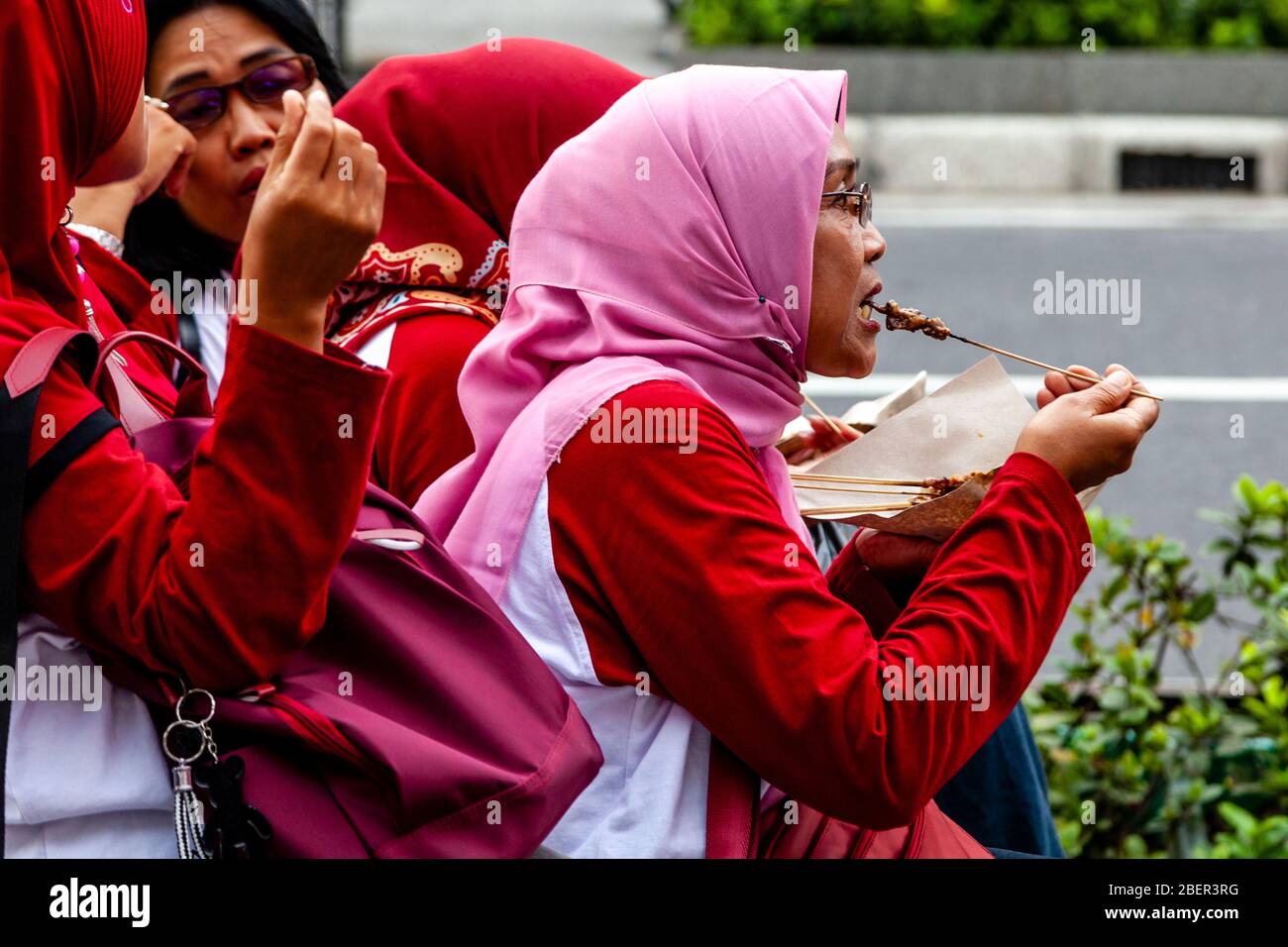 Les femmes indonésiennes mangeant la nourriture de rue, la rue Malioboro, Yogyakarta, Indonésie. Banque D'Images