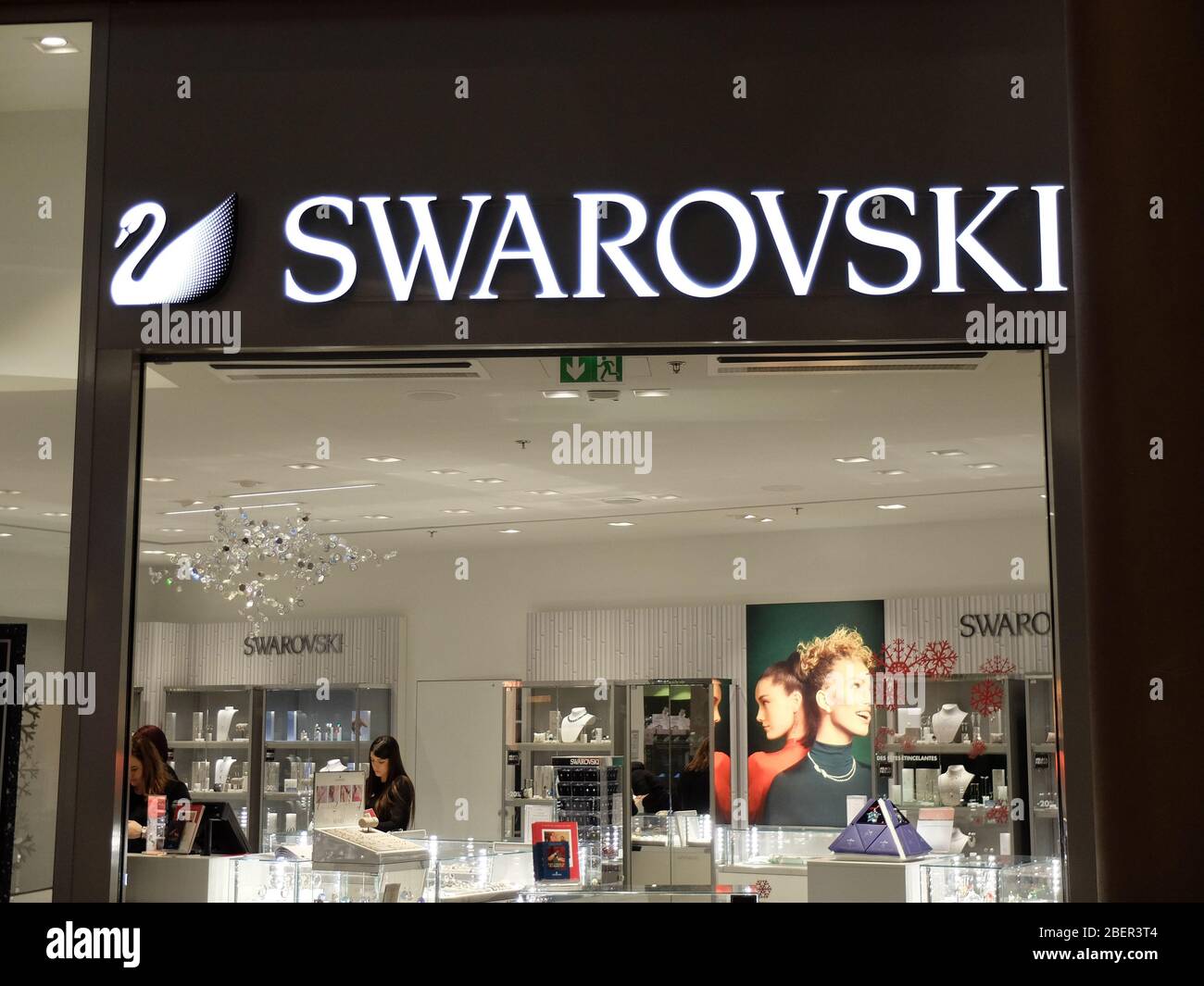 Boutique SWAROVSKI. Marque haut de gamme offrant des bijoux, figurines et  accessoires en cristal ainsi que des montres Photo Stock - Alamy
