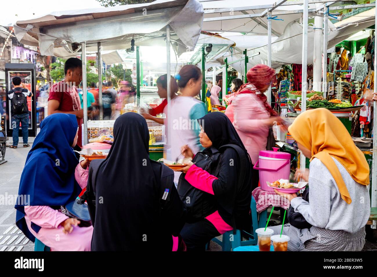 Un groupe de femmes indonésiennes mangeant UN repas dans UNE rue Food Stal, Malioboro Street, Yogyakarta, Indonésie. Banque D'Images