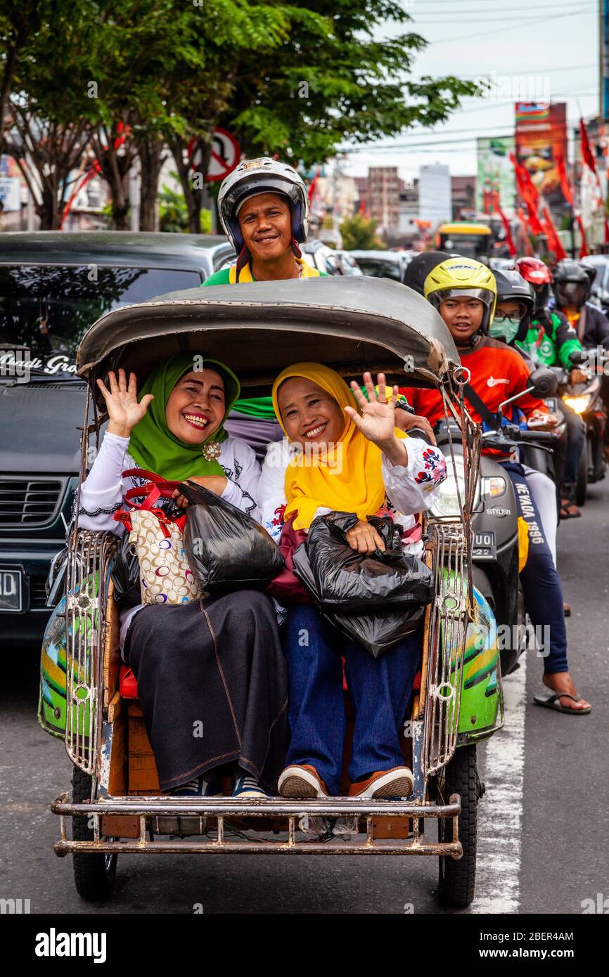 Deux femmes indonésiennes Smiling en taxi moto, Yogyakarta, Indonésie. Banque D'Images