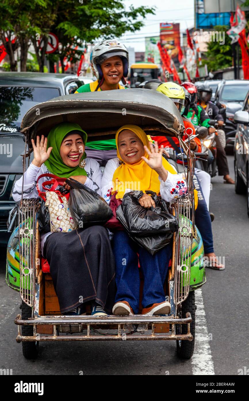 Deux femmes indonésiennes Smiling en taxi moto, Yogyakarta, Indonésie. Banque D'Images