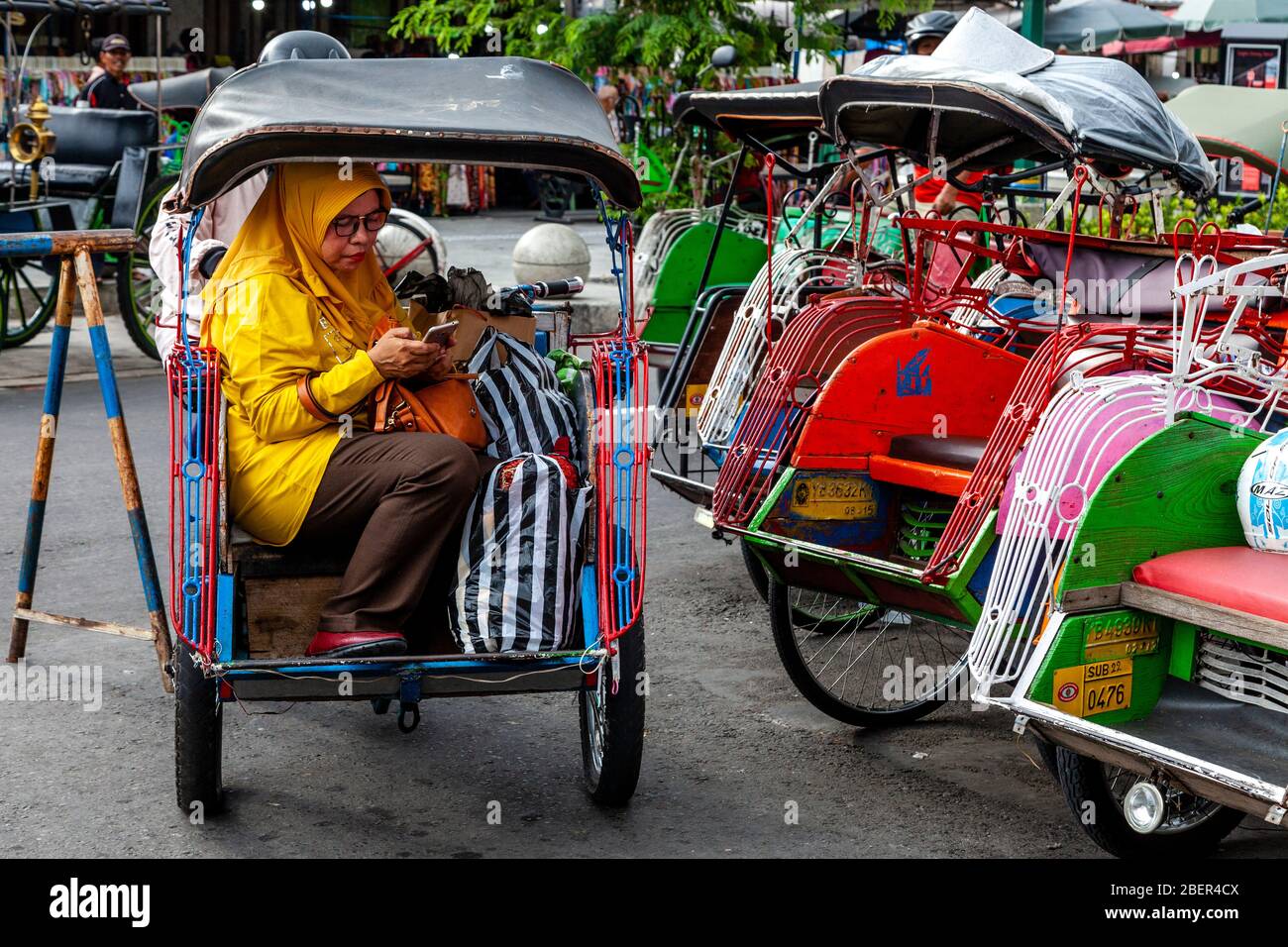 Une femme locale prend un taxi moto, Yogyakarta, Java, Indonésie. Banque D'Images