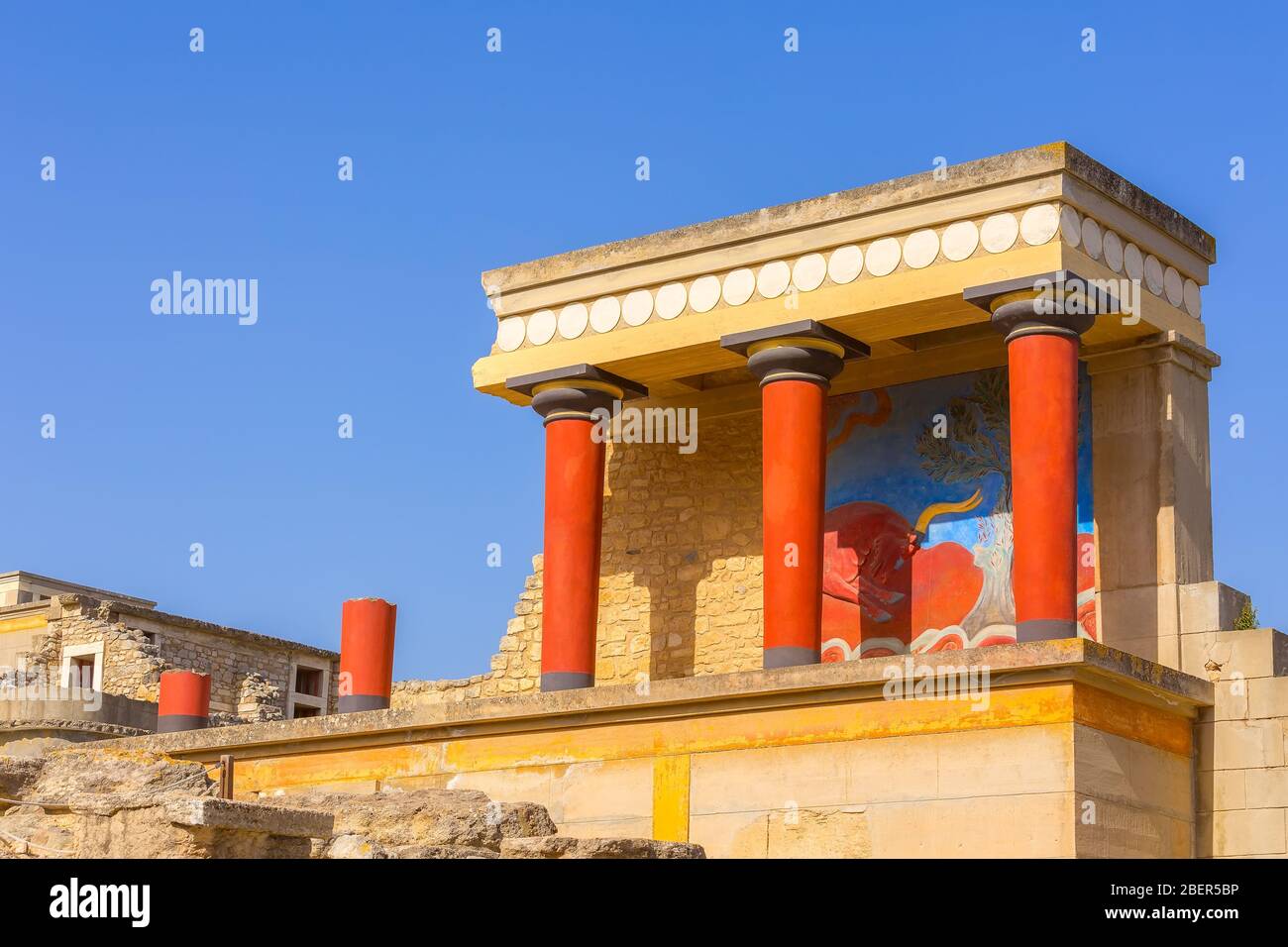 Close-up colonnes rouges, l'entrée Nord de l'ancien palais minoen de Cnossos en Crète, Grèce Banque D'Images