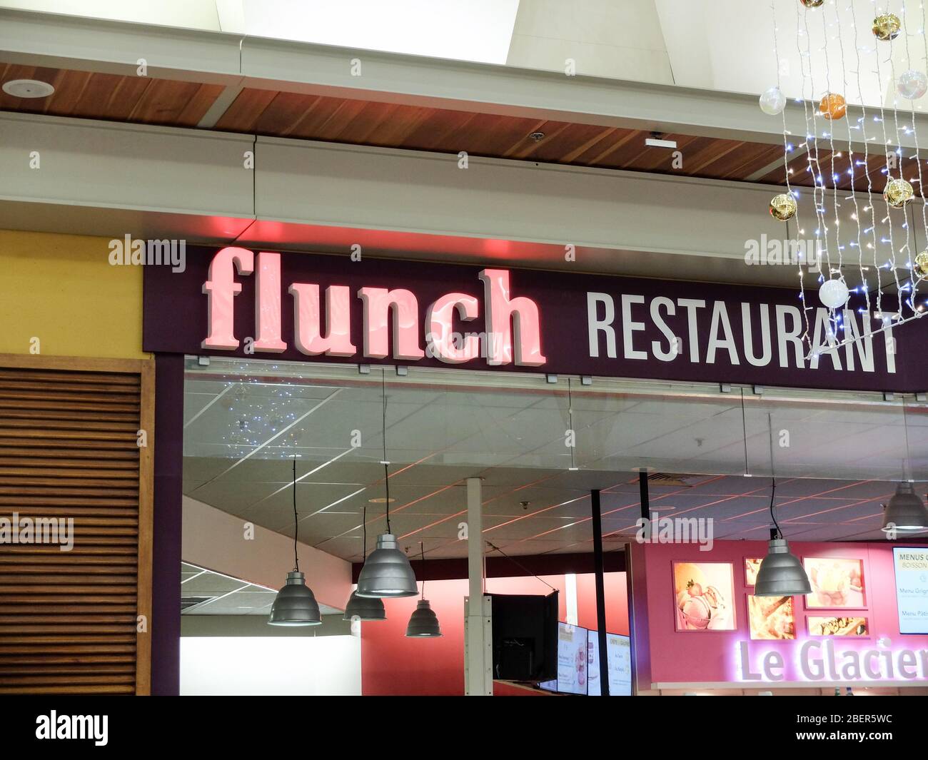 Restaurant Flunch. Flunch est une chaîne de restaurants française en libre-service. Il est présent en France, en Espagne, en Italie et en Pologne. Cette chaîne est opérant Banque D'Images