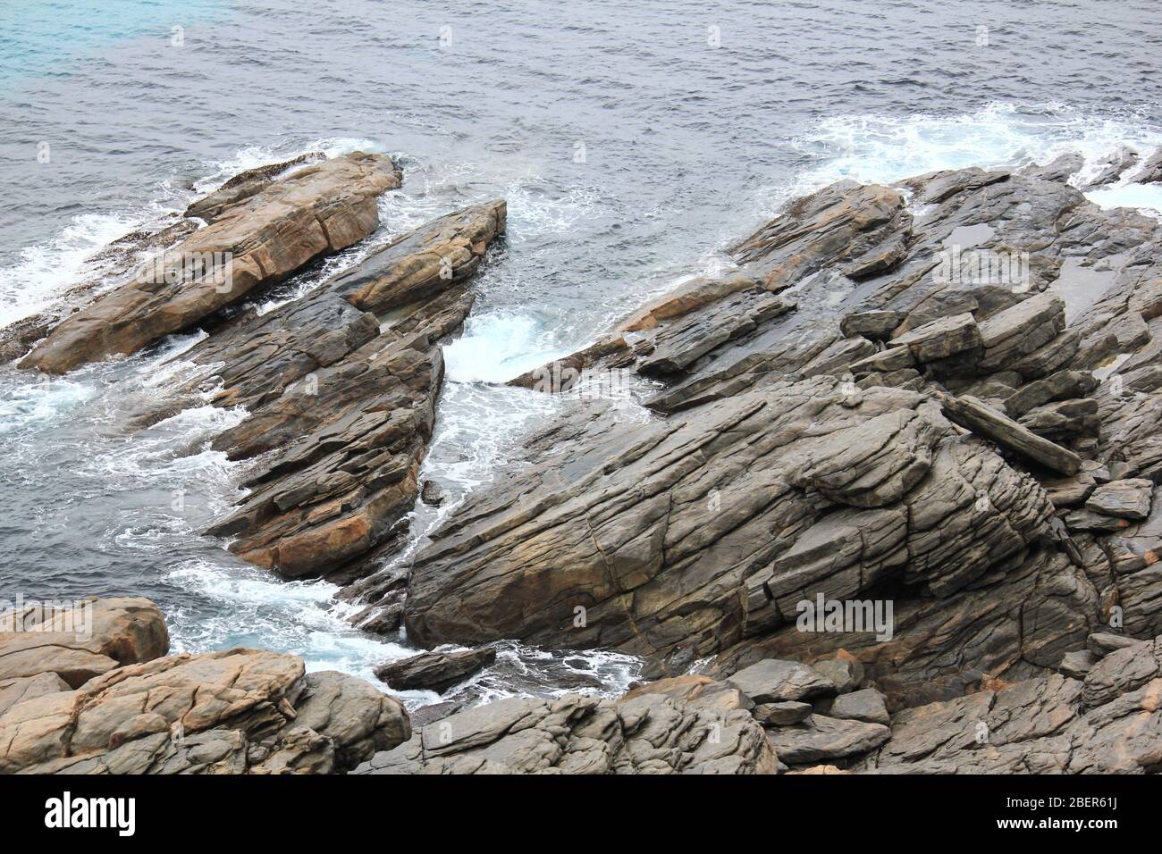 Roches robustes qui se superposer hors de la mer Banque D'Images