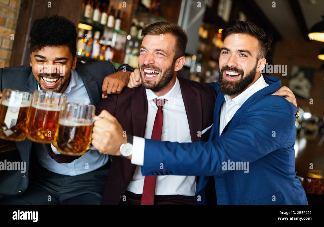 Des fans d'hommes hurlent et regardaient le football à la télévision et ...