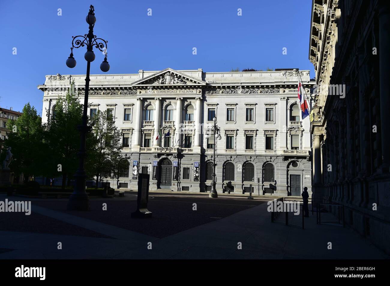 Milan, vie quotidienne dans le centre pendant l'urgence de Coronavirus, dans la photo de la Piazza Scala avec le Palazzo de la Banca commerciale Italiana (Duilio Piaggesi/Fotogramma, Milan - 2020-04-15) p.s. la foto e' ulizzabile nel rispetto del contento in cui' a stattata, sca e senza intento diffamatorio del decoro delle persone rappresentate Banque D'Images