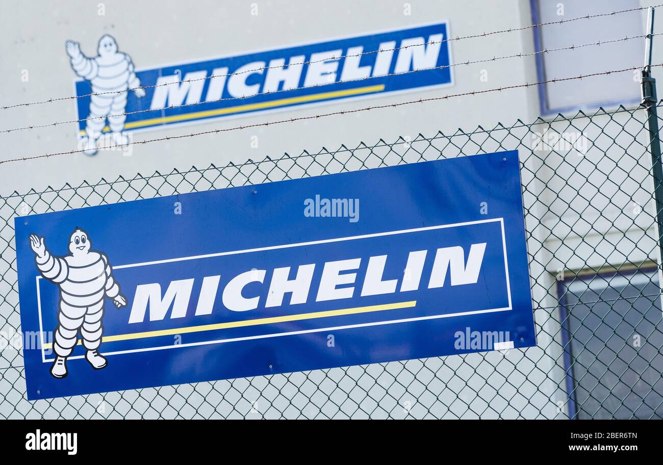 Bamberg, Allemagne. 15 avril 2020. Vue sur une bannière à l'entrée  principale de l'usine Michelin de Bamberg. Michelin a annoncé la production  de masques chirurgicaux dans son usine de Bamberg. Crédit: Nicolas