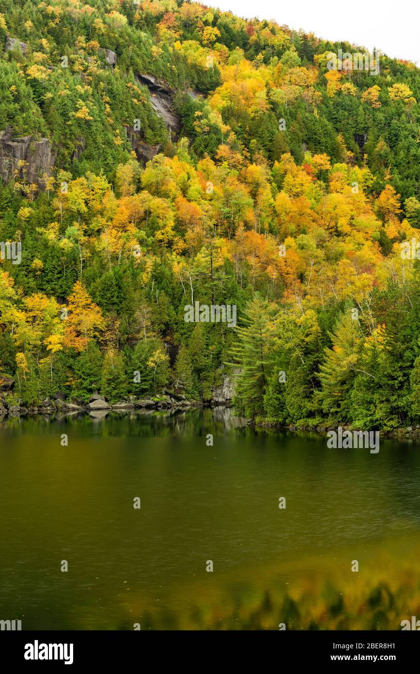 Chapel Pond en automne, comté d'Essex, NY Banque D'Images