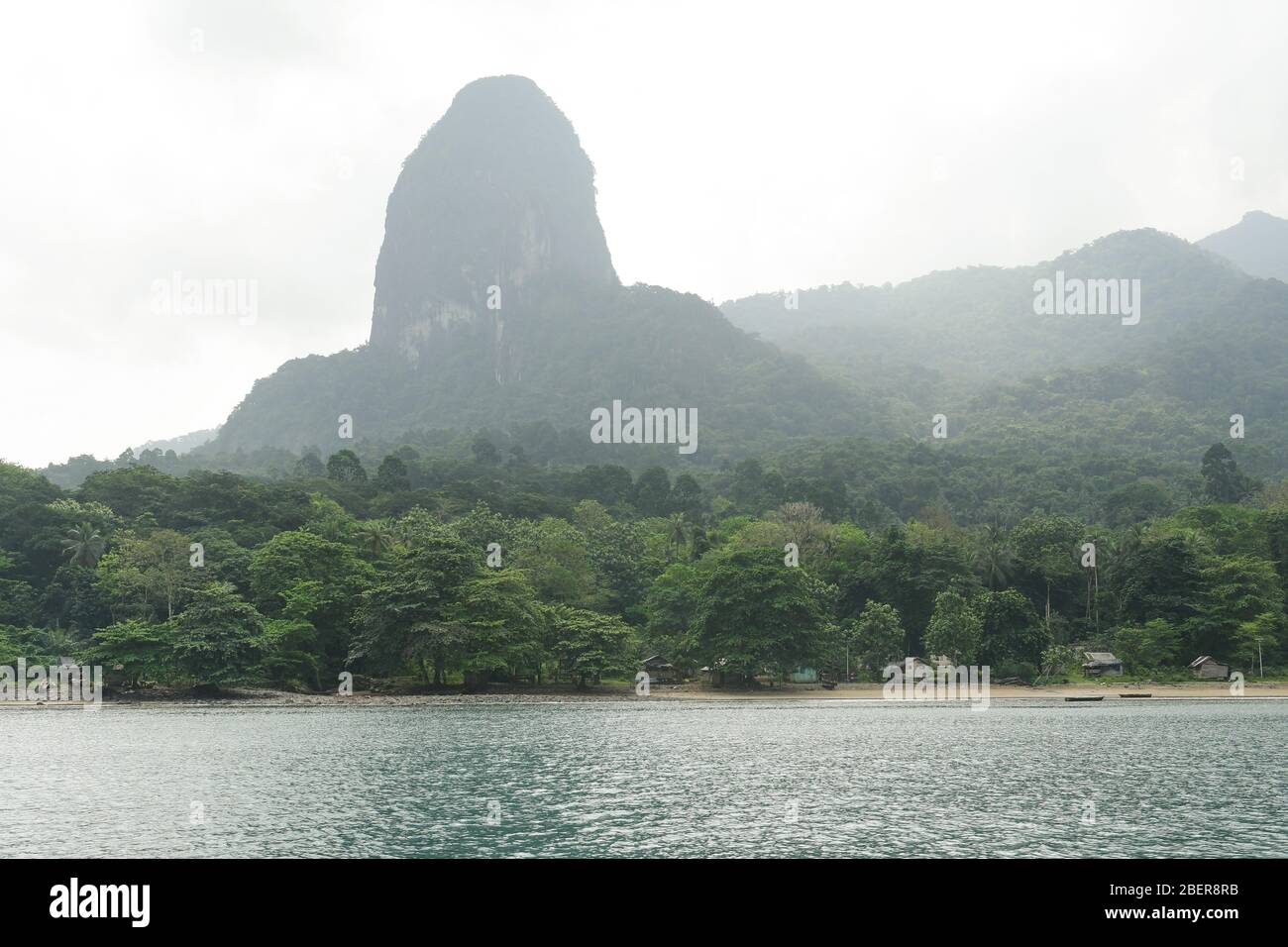 20 février 2020, São Tomé et Príncipe, Sundy: Les huttes d'un village de pêcheurs sur la plage en face de la montagne Pico Joao Dias Pai. Photo: Sebastian Kahnert/dpa-Zentralbild/dpa Banque D'Images