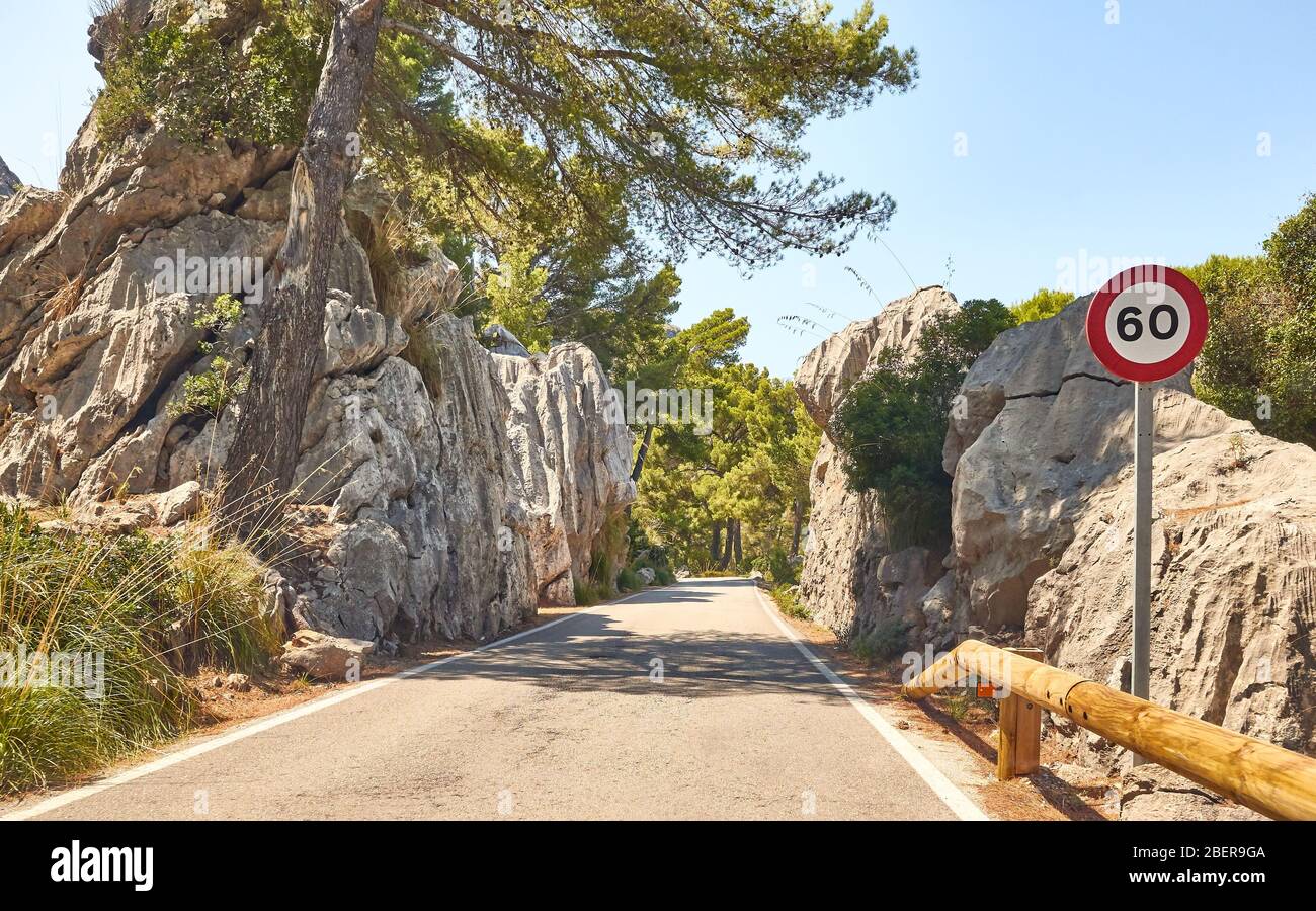 Route panoramique avec panneau de limite de vitesse, Majorque, Espagne. Banque D'Images