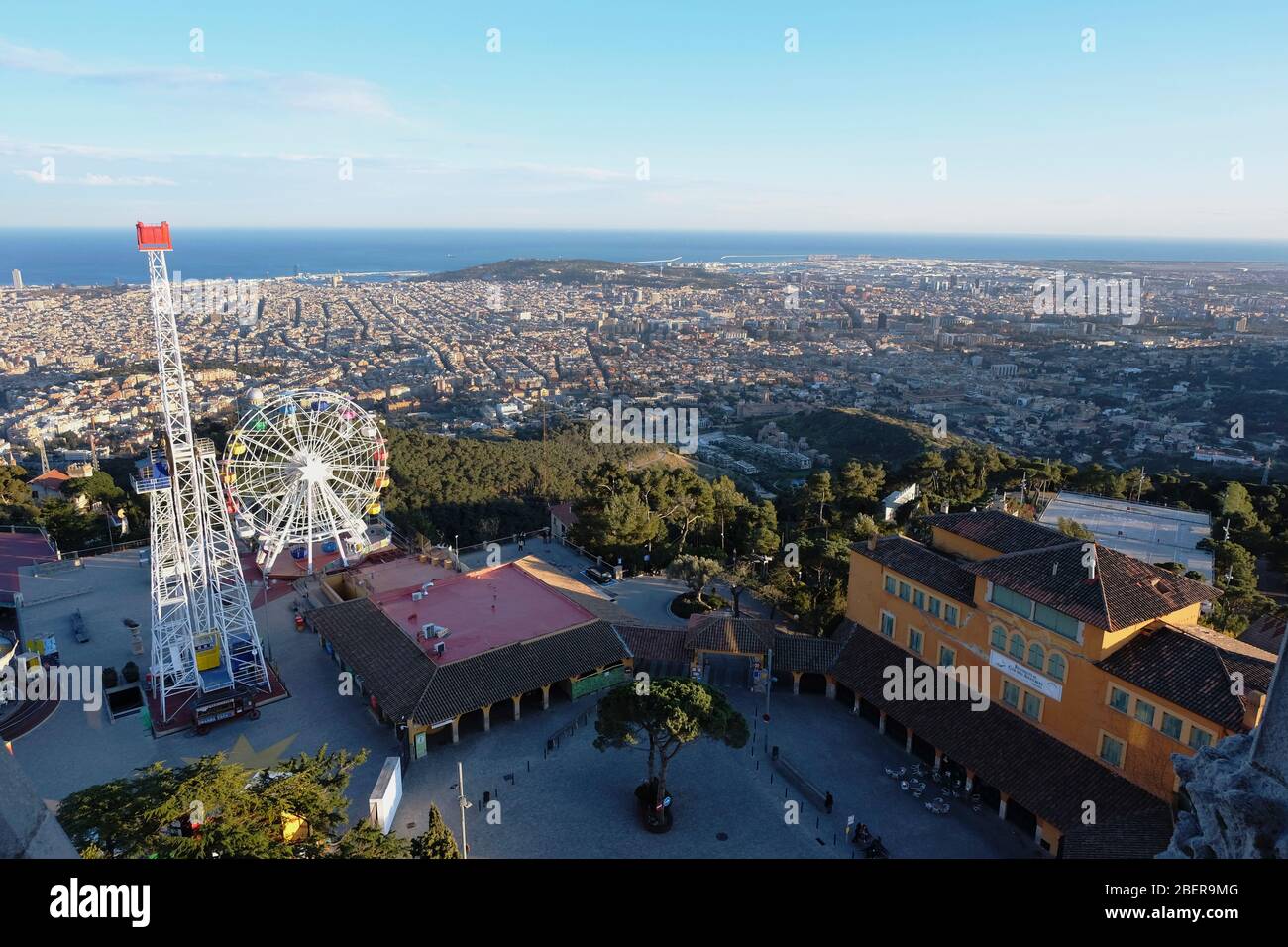 Espagne, Catalogne, Barcelone, Mont Tibidabo Parc d'attractions et vue sur la ville Banque D'Images