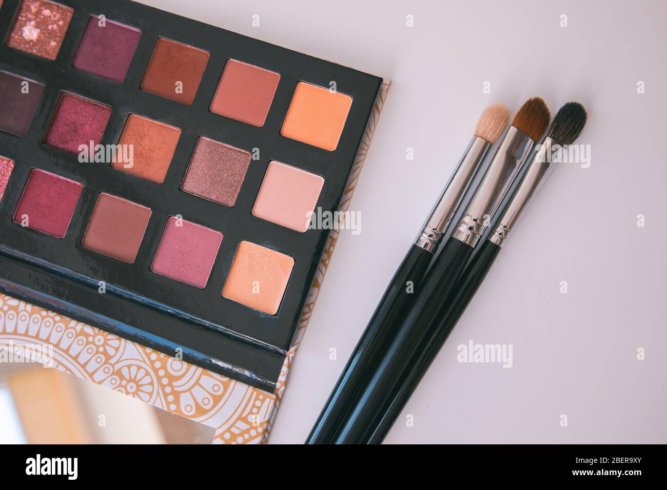 Cosmétiques de maquillage instruments de fond et cosmétiques de beauté, produits et cosmétiques pour le visage paquet rouge à lèvres, eyeliner, correcteur, mascara, bâton d'ombre pour les yeux et h Banque D'Images