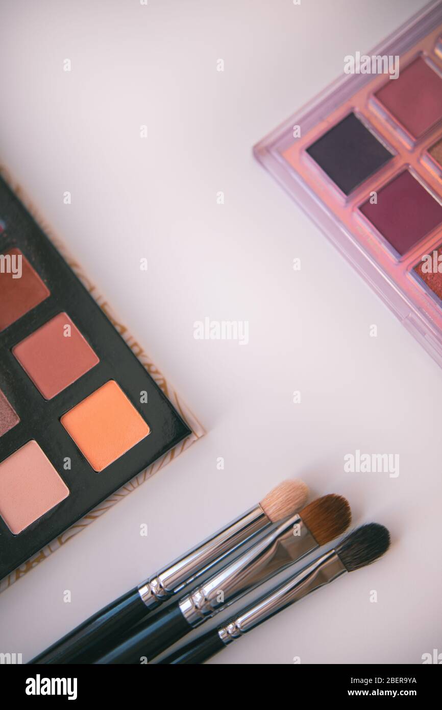 Cosmétiques de maquillage instruments de fond et cosmétiques de beauté, produits et cosmétiques pour le visage paquet rouge à lèvres, eyeliner, correcteur, mascara, bâton d'ombre pour les yeux et h Banque D'Images