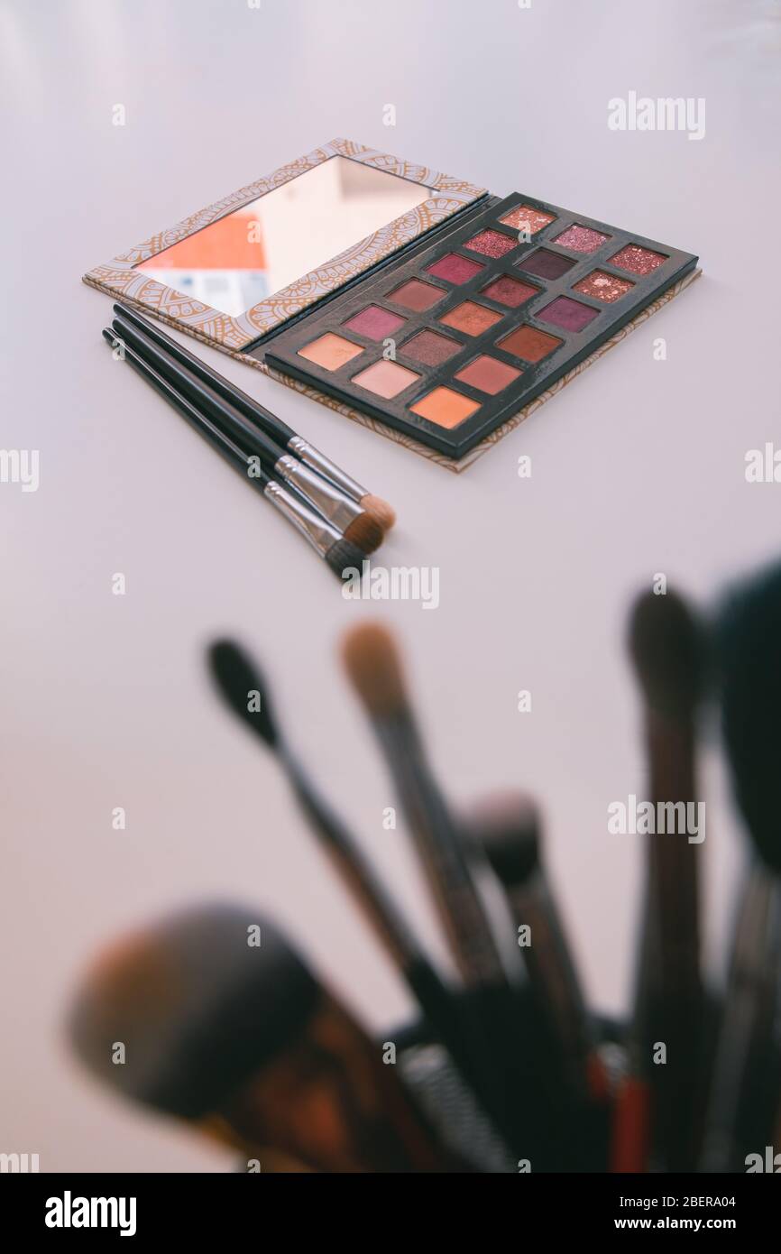 Cosmétiques de maquillage instruments de fond et cosmétiques de beauté, produits et cosmétiques pour le visage paquet rouge à lèvres, eyeliner, correcteur, mascara, bâton d'ombre pour les yeux et h Banque D'Images