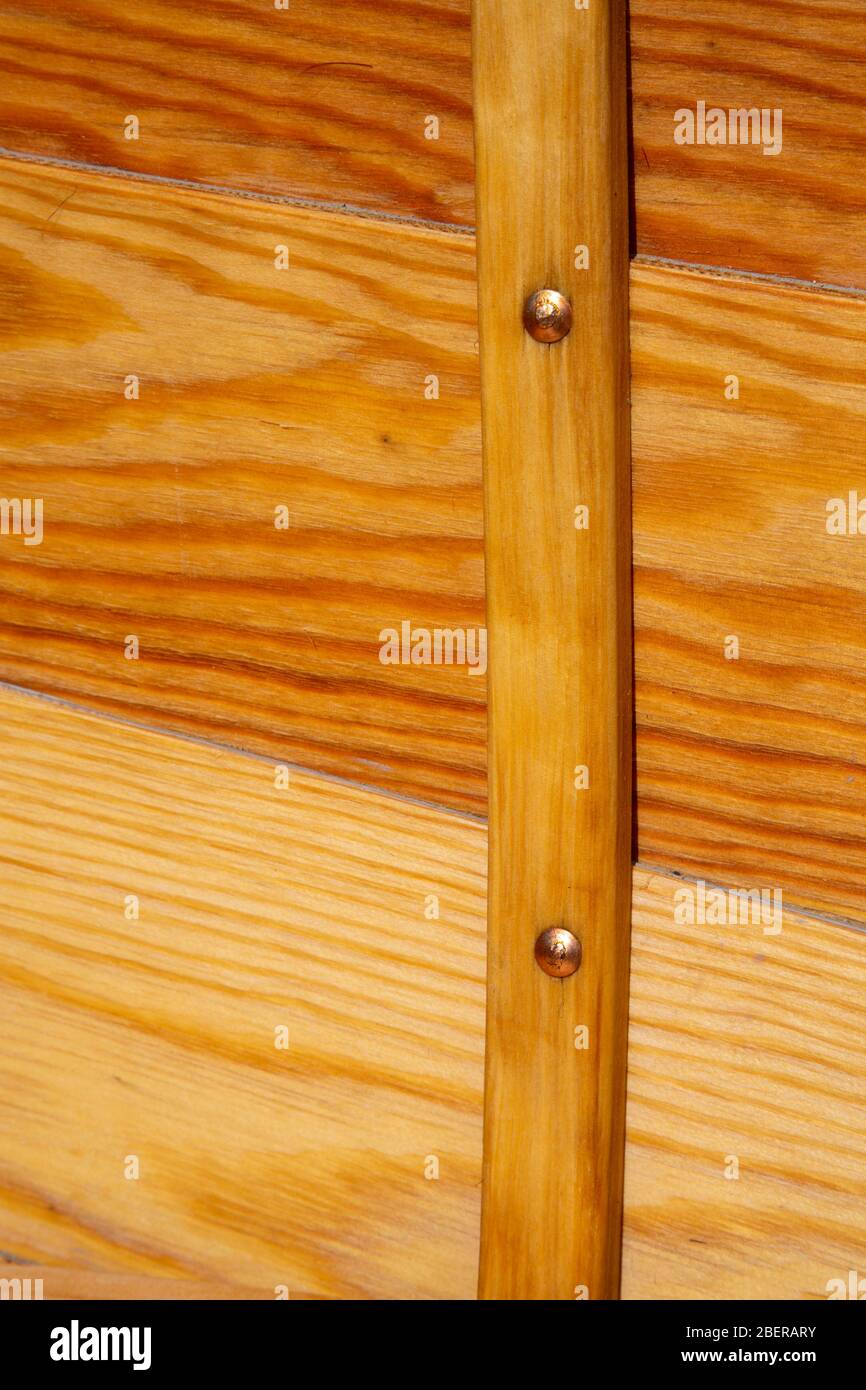 Gros plan d'une côte de bateau en bois avec des extrémités de clou en cuivre, qui maintient les planches et la structure du bateau ensemble , Finlande Banque D'Images