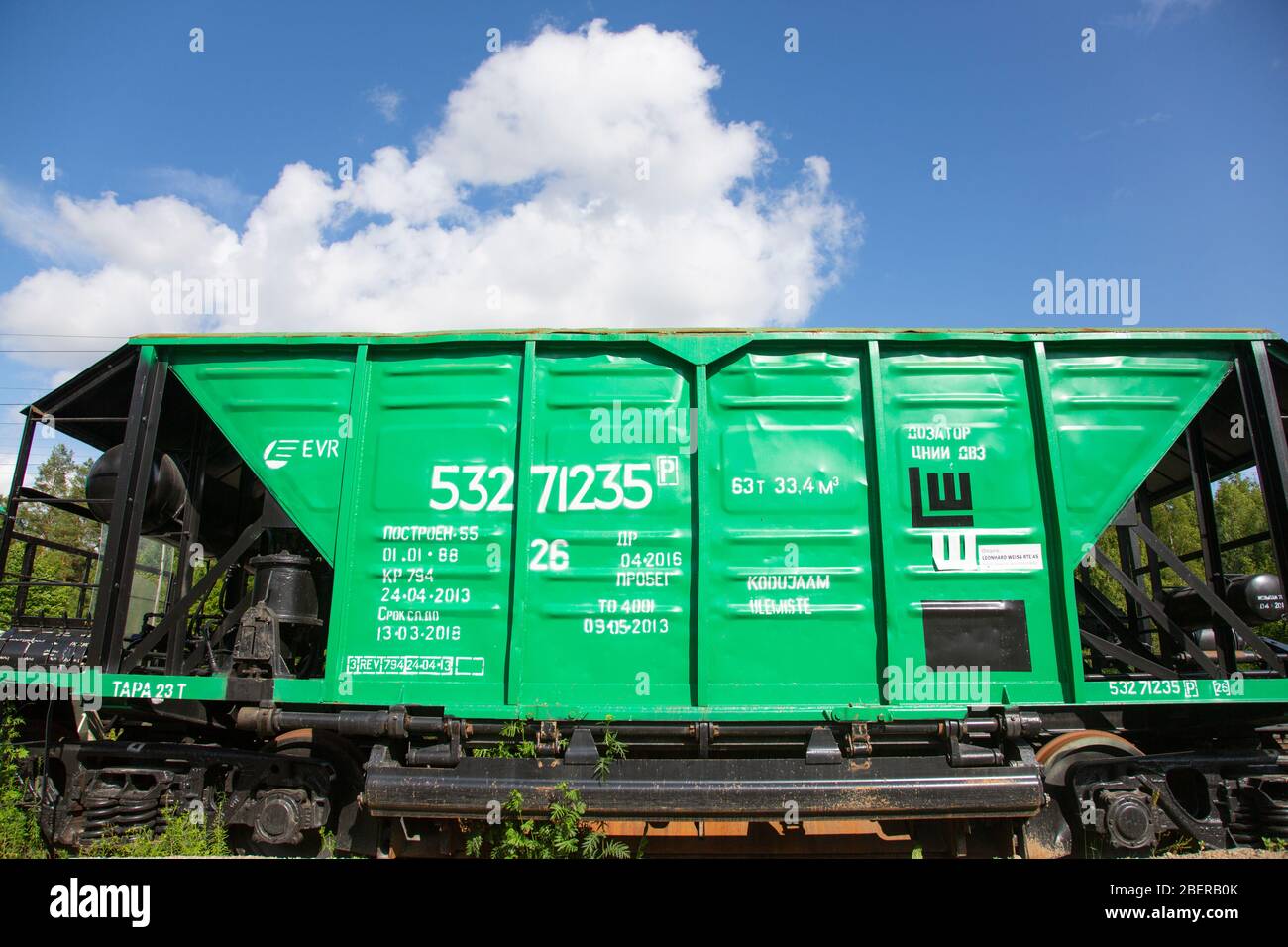 Wagons-trémies de chemin de fer de construction russe , utilisés pour transporter du lest et du gravier pour l'entretien des voies ferrées , Finlande Banque D'Images