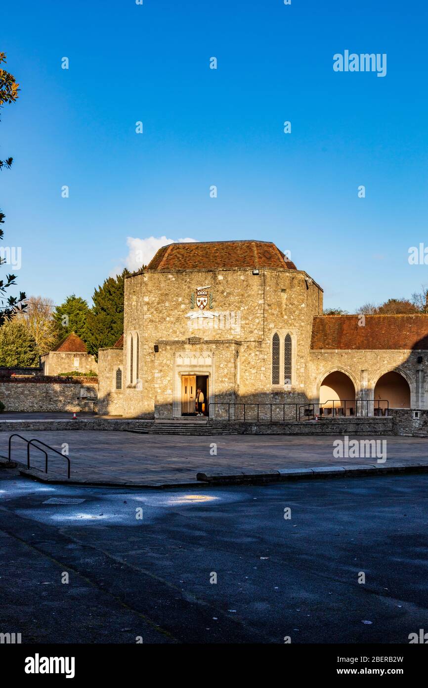 Vue hivernale sur la chapelle St Joseph au Prieuré d'Aylesford dans le feu chaud de l'après-midi, Kent, Royaume-Uni, Banque D'Images