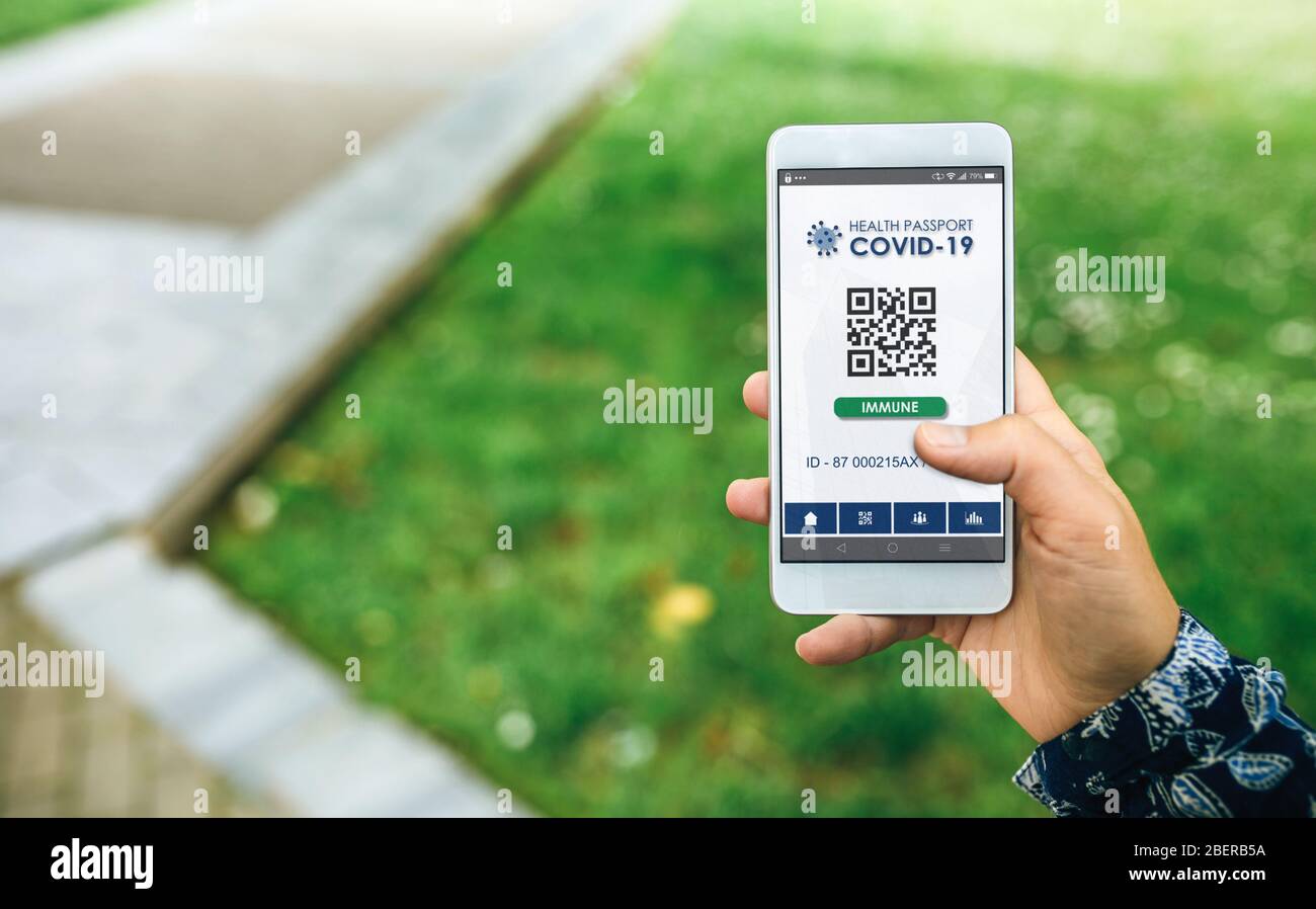 Mobile avec passeport de santé numérique immunitaire pour covid-19 Banque D'Images Mobile avec passeport de santé numérique immunitaire pour covid-19 Banque D'Images