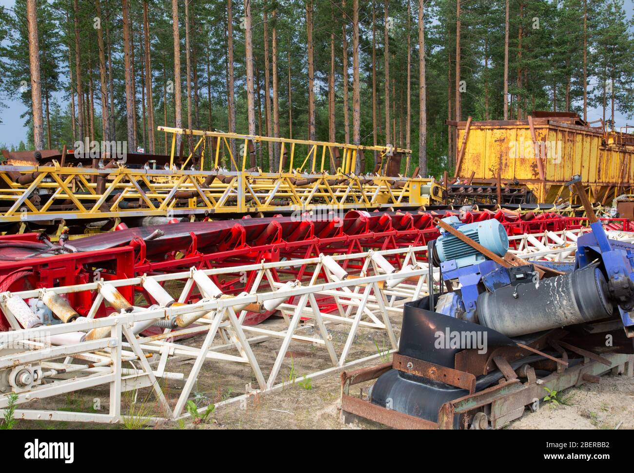 Inventaire des engins de terrassement , des châssis de tapis roulant, des moteurs électriques etc , Finlande Banque D'Images