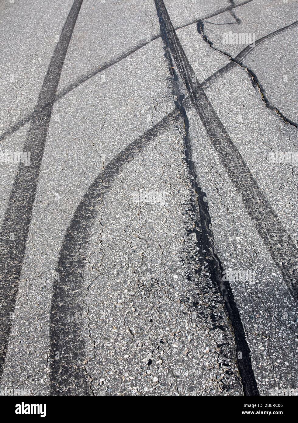Marques de patins de pneu de voiture sur le tarmac Photo Stock - Alamy
