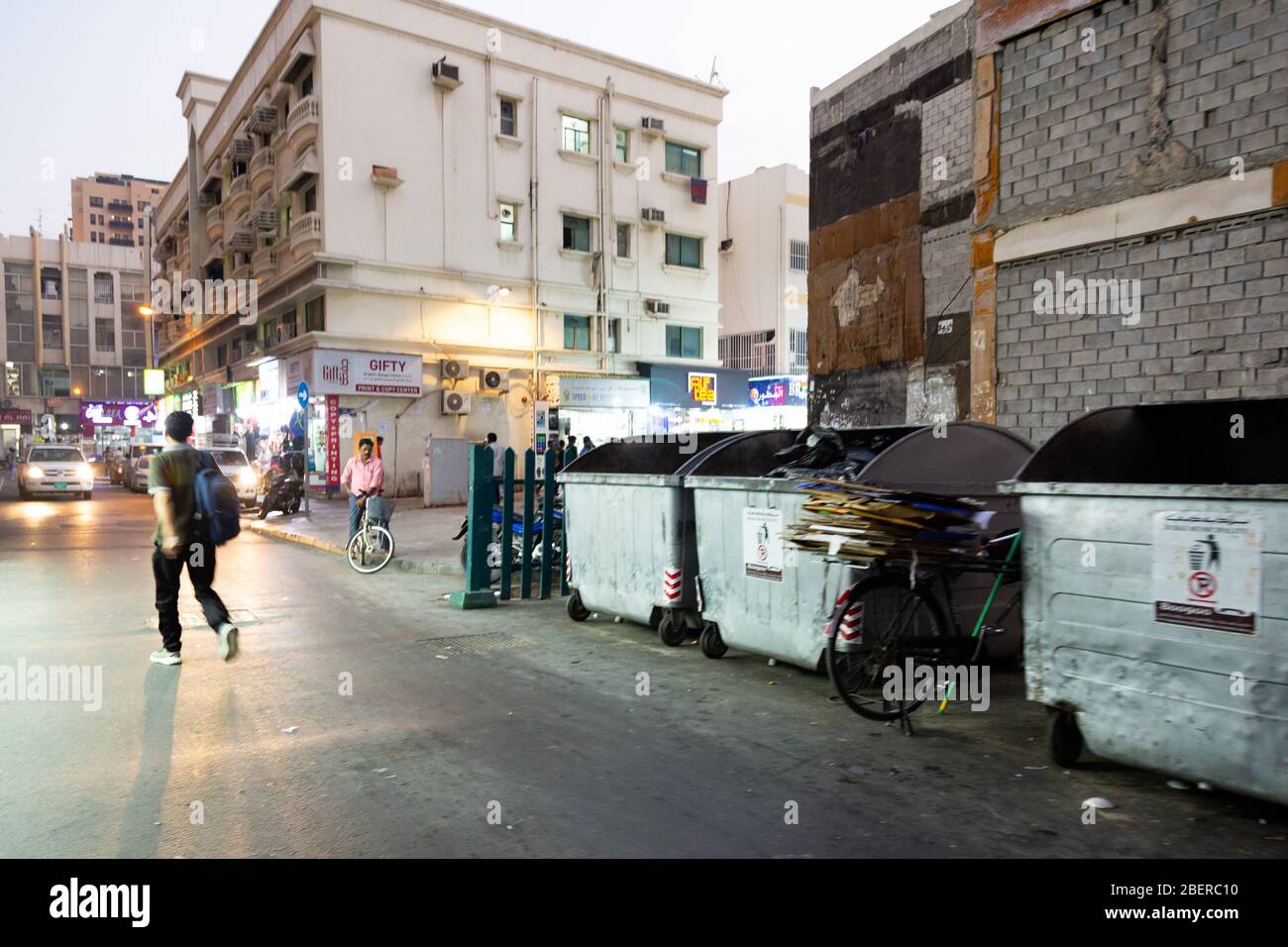 Vie nocturne dans les rues de Deira, Dubaï Banque D'Images