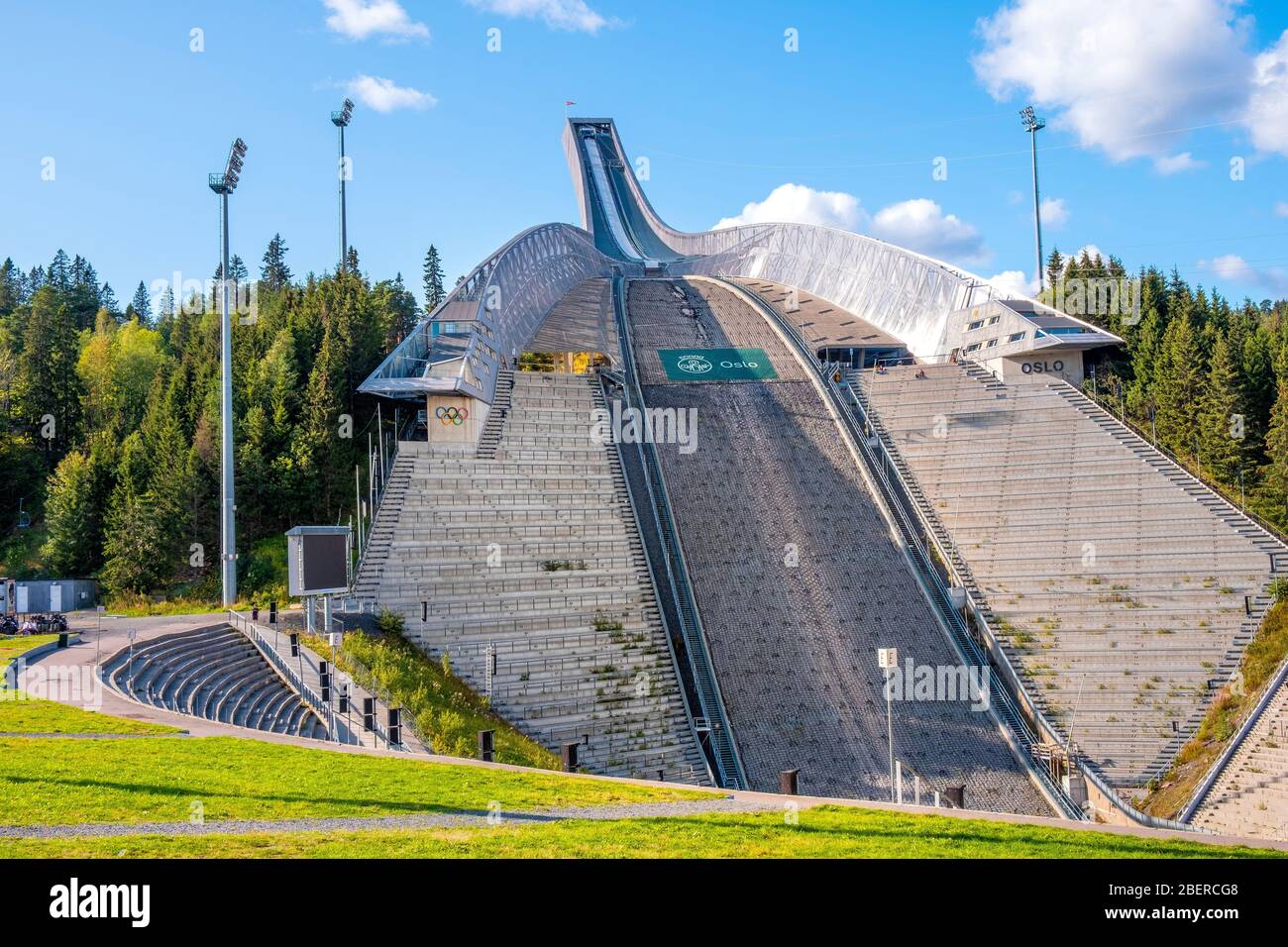 Oslo, Ostlandet / Norvège - 2019/09/02: Holmenkollen ski saut colline - Holmenkollbakken - saut de ski de taille olympique après la reconstruction de 2010 Banque D'Images