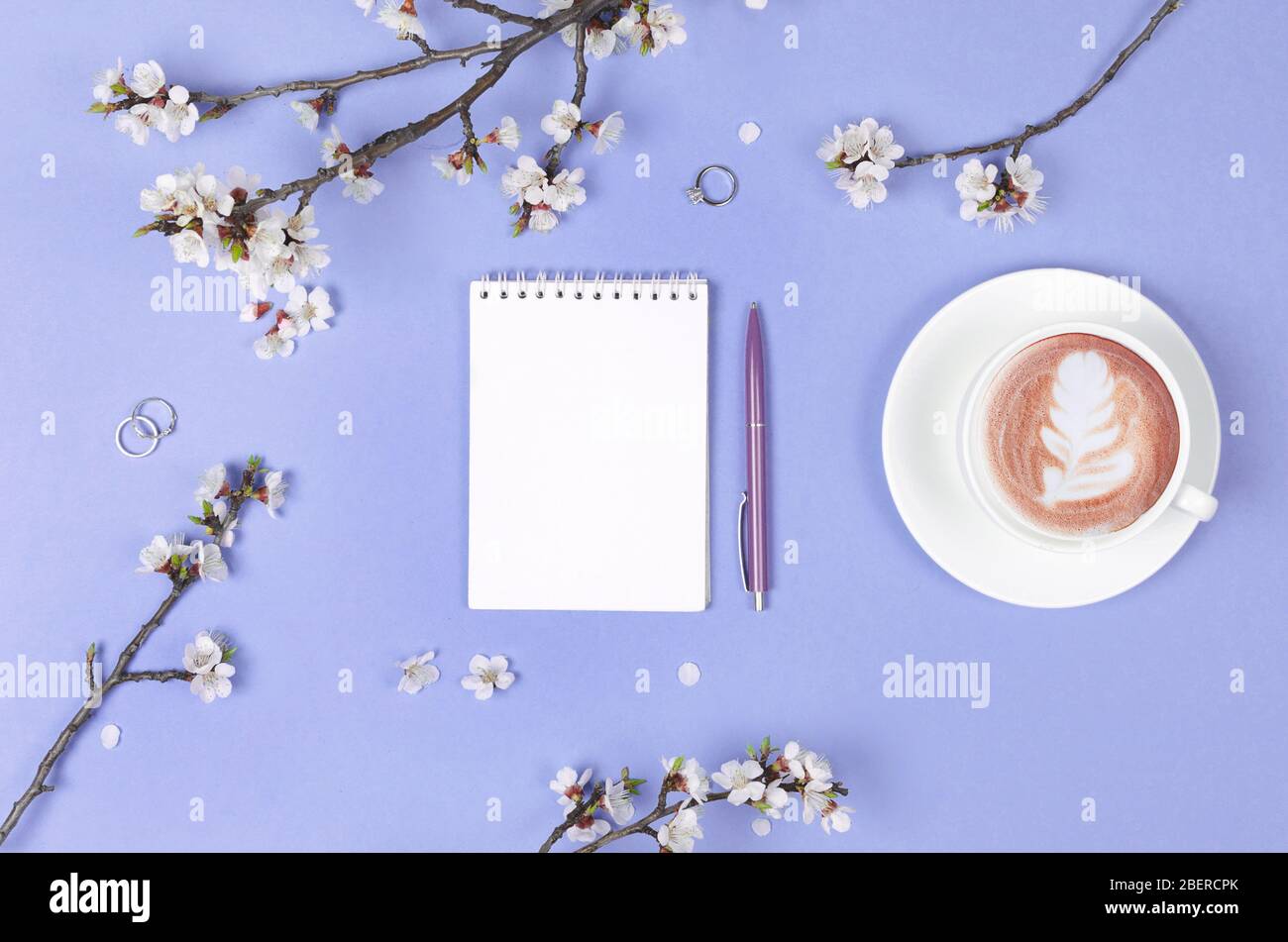 Liste de souhaits pour les plans futurs. composition de plat avec fleurs et bloc-notes et café avec latte art. liste de mariage Banque D'Images