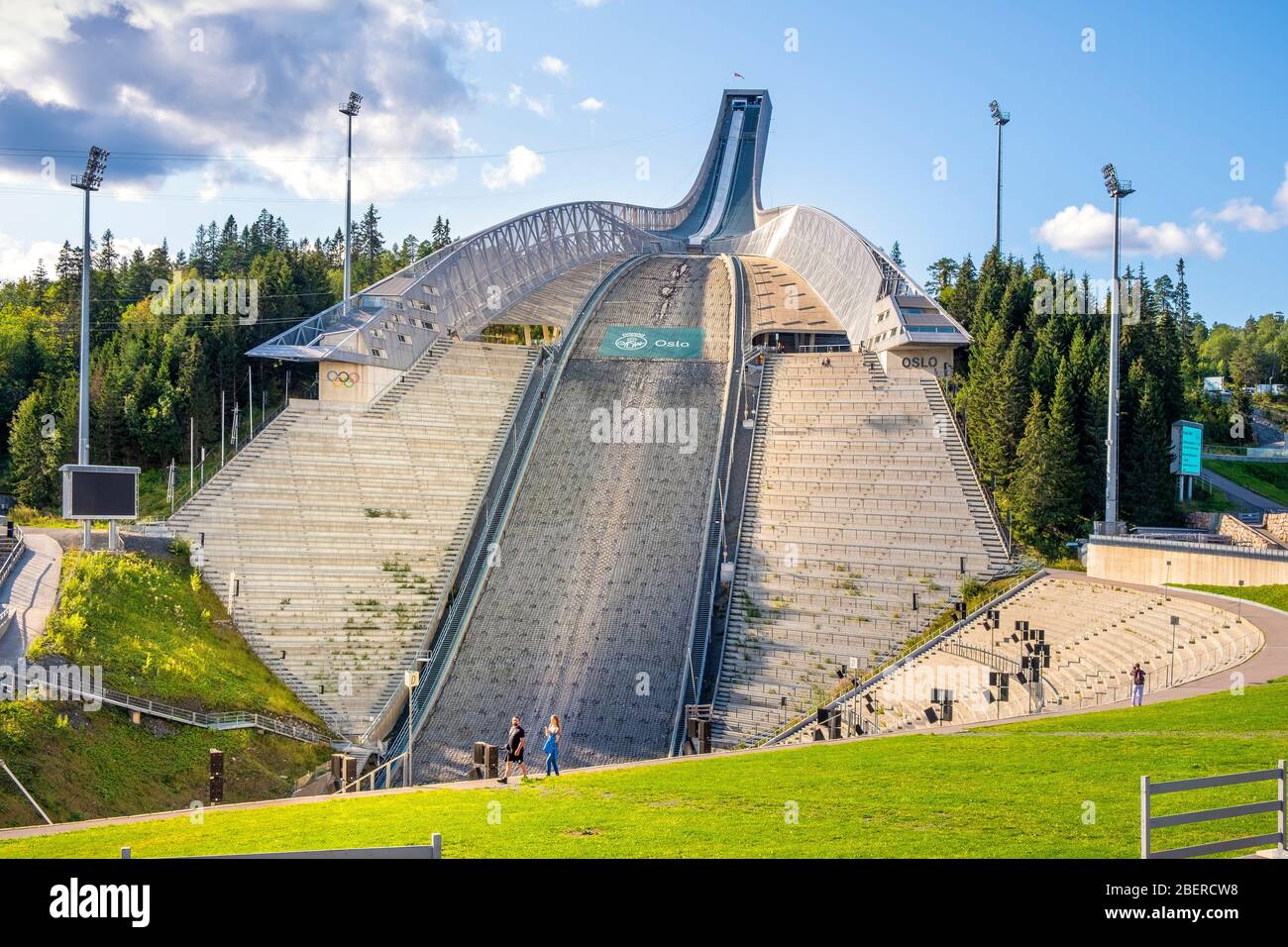 Oslo, Ostlandet / Norvège - 2019/09/02: Holmenkollen ski saut colline - Holmenkollbakken - saut de ski de taille olympique après la reconstruction de 2010 Banque D'Images