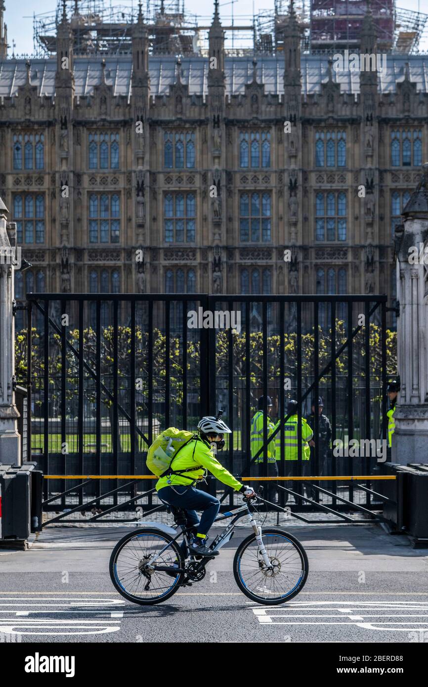 Londres, Royaume-Uni. 15 avril 2020. Les gens qui sortent pour leur exercice quotidien passent le Parlement qui reste fermé pour le moment. Le « verrouillage » se poursuit à Londres en raison de l'épidémie de Coronavirus (Covid 19). Crédit: Guy Bell/Alay Live News Banque D'Images