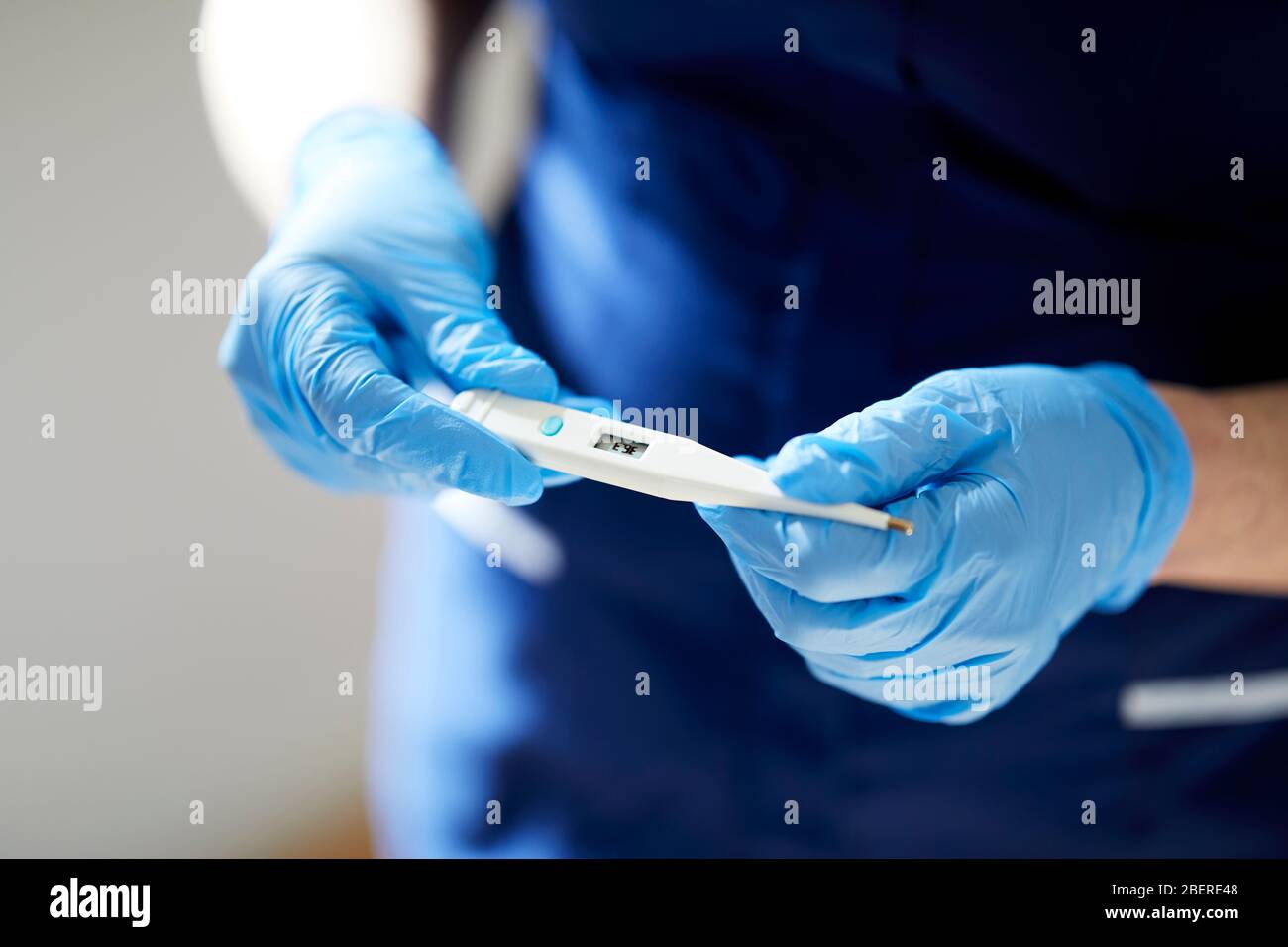 Nurse holding thermomètre Banque D'Images