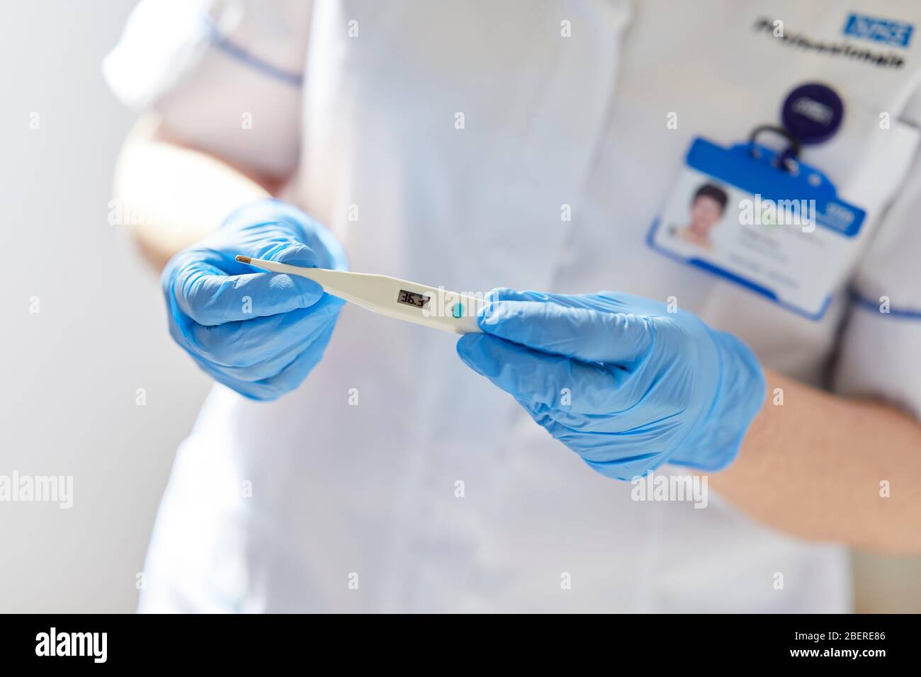 Nurse holding thermomètre Banque D'Images