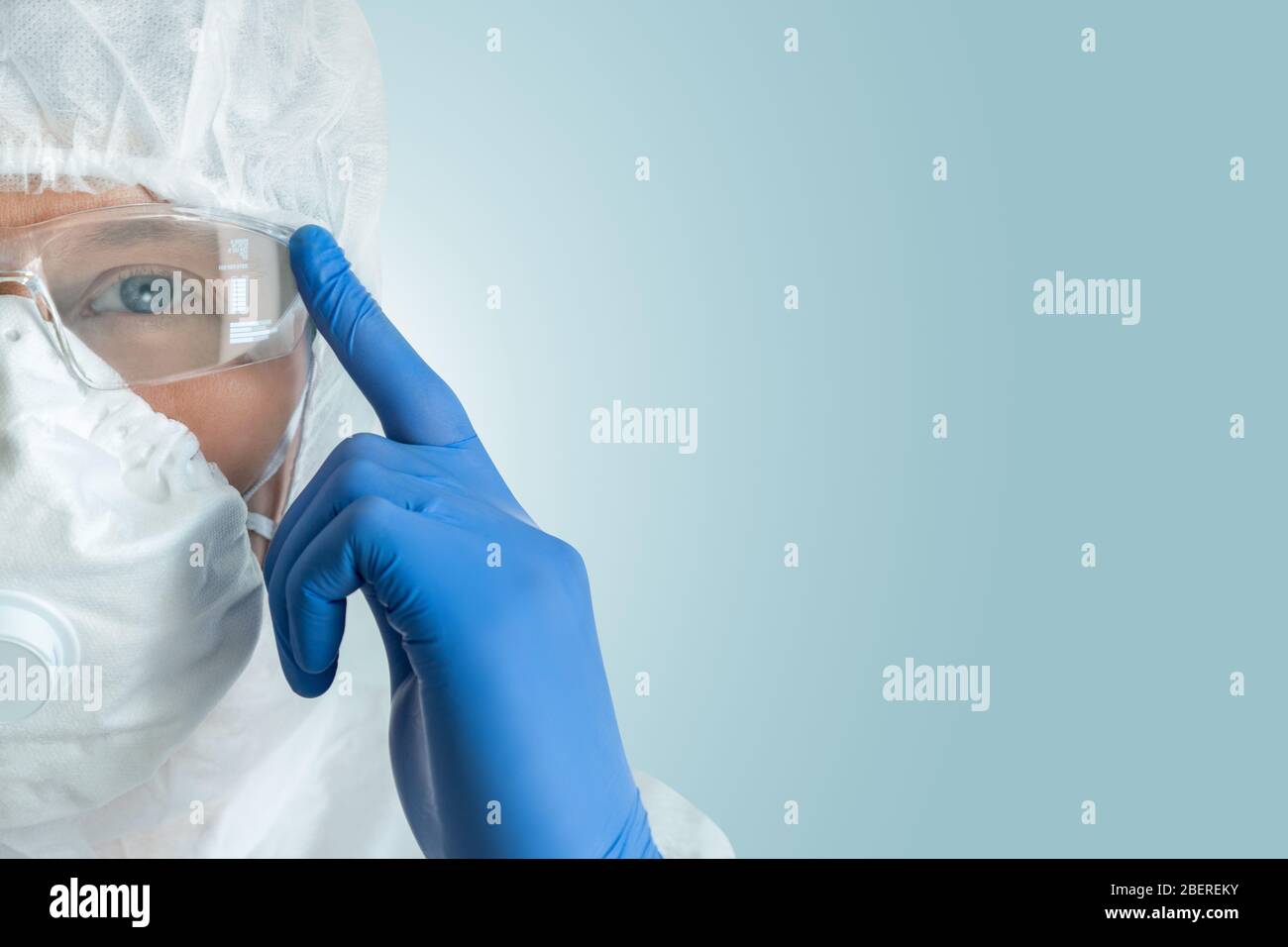 Médecin dans des lunettes de réalité augmentée avec un affichage tête vers le haut. Banque D'Images