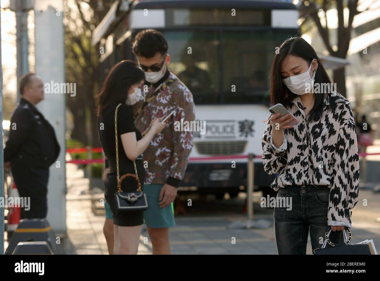 Pékin, Chine. 15 avril 2020. Les Chinois continuent de porter des masques de protection à côté d'un poste de contrôle de police à Beijing le mercredi 15 avril 2020. Le président chinois Xi Jinping et les médias d'État ont encouragé "des efforts inlassables pour se prémunir contre les cas importés de l'étranger et empêcher une résurgence de l'épidémie chez eux". Photo de Stephen Shaver/UPI crédit: UPI/Alay Live News Banque D'Images
